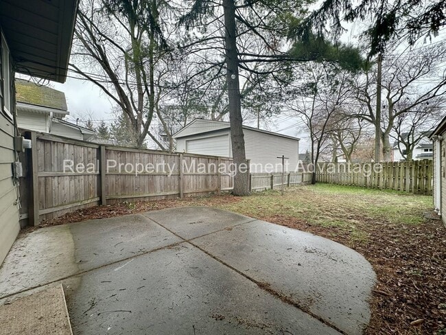 Building Photo - 2 Bedroom Open Floorplan Steps from Downtown Royal Oak!