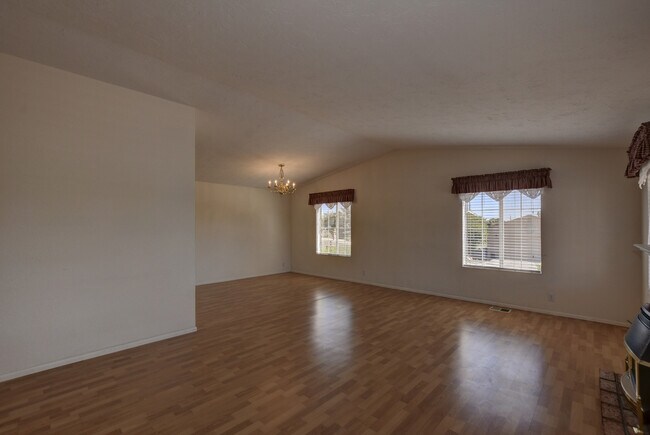 Building Photo - Beautiful 3 Bedroom in Vista Del Lago!