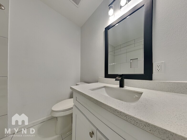 Building Photo - 5962 Belcrest St