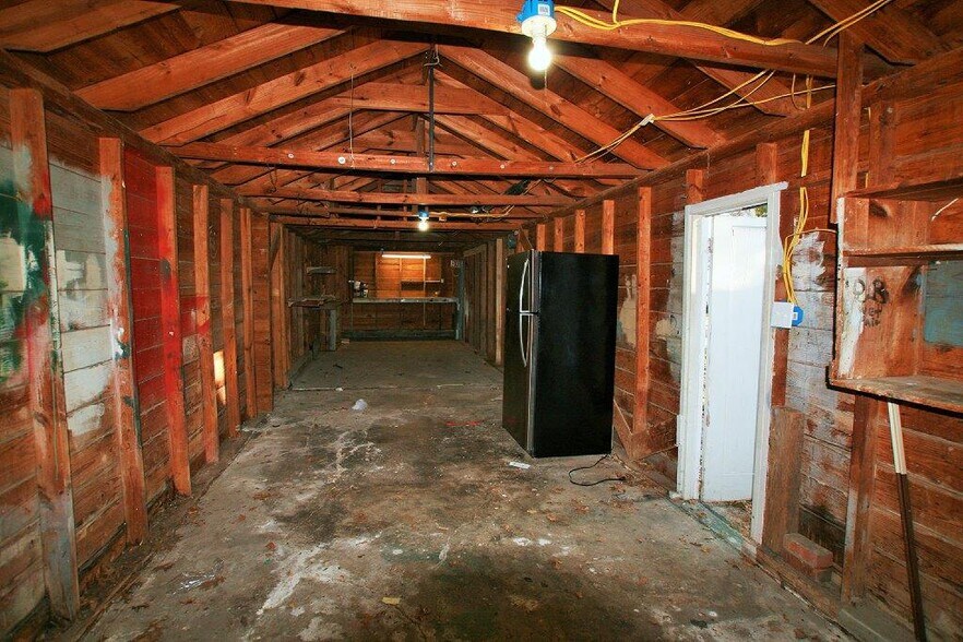 Large workshop/garage - 404 Briggs St