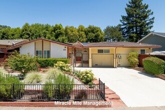 Building Photo - Ranch-Style, Spacious 5 Bedroom Home is De...