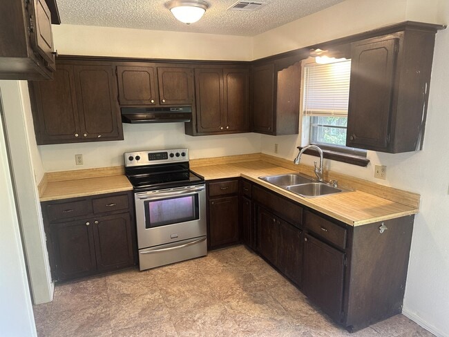 Building Photo - 2913 Gwendolyn Ln