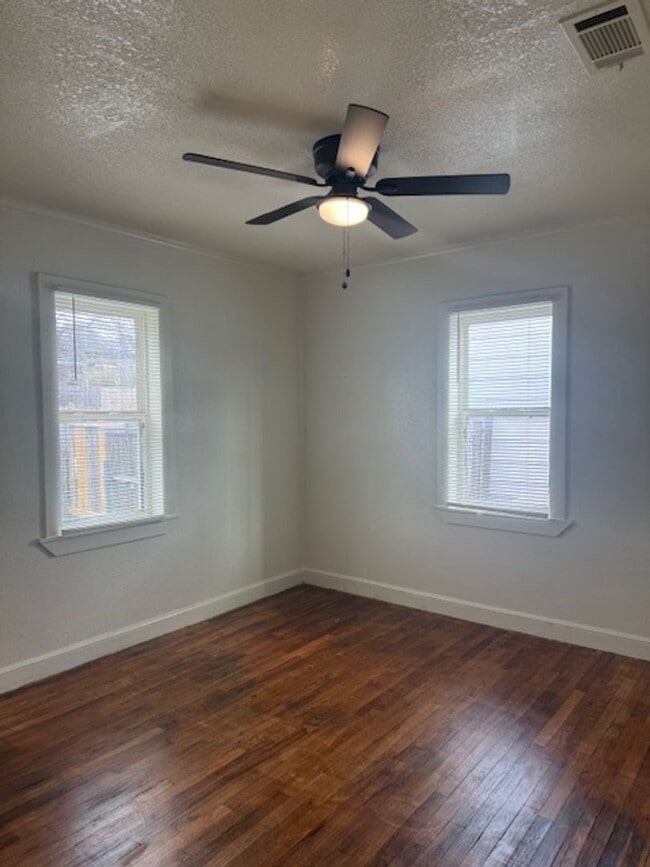 Building Photo - Three Bedroom One Bath