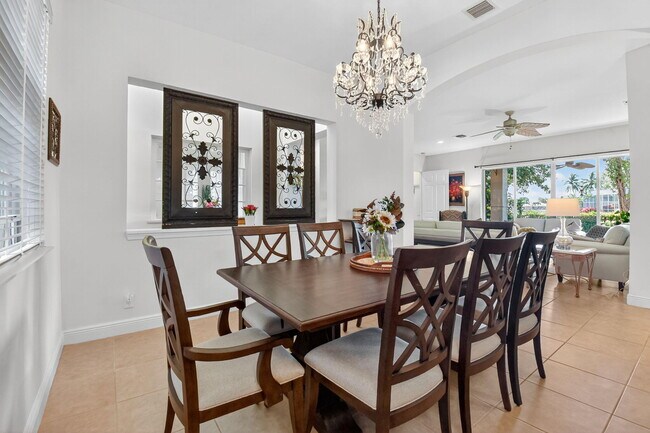 Building Photo - 9826 Vía Amati