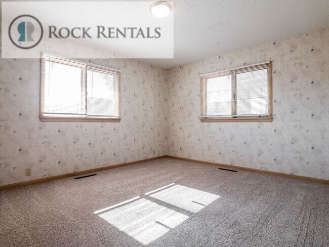 Building Photo - 228 E 5th Ave