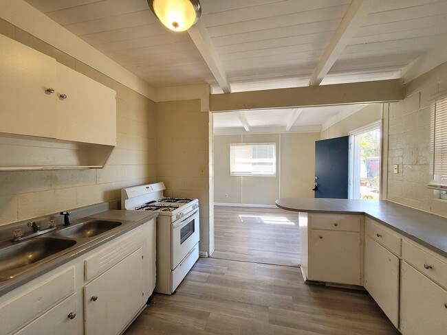 Building Photo - 402 New York Dr