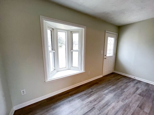Building Photo - Cozy 3 Bedroom, 1 1/2 Bathroom Near Downto...