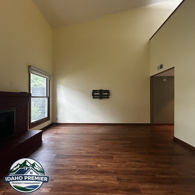 Building Photo - 1565 E Lenz Ln