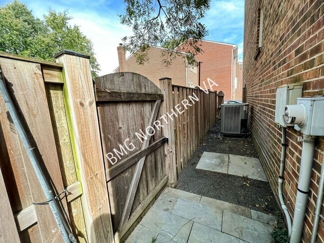 Building Photo - 954 S Rolfe St