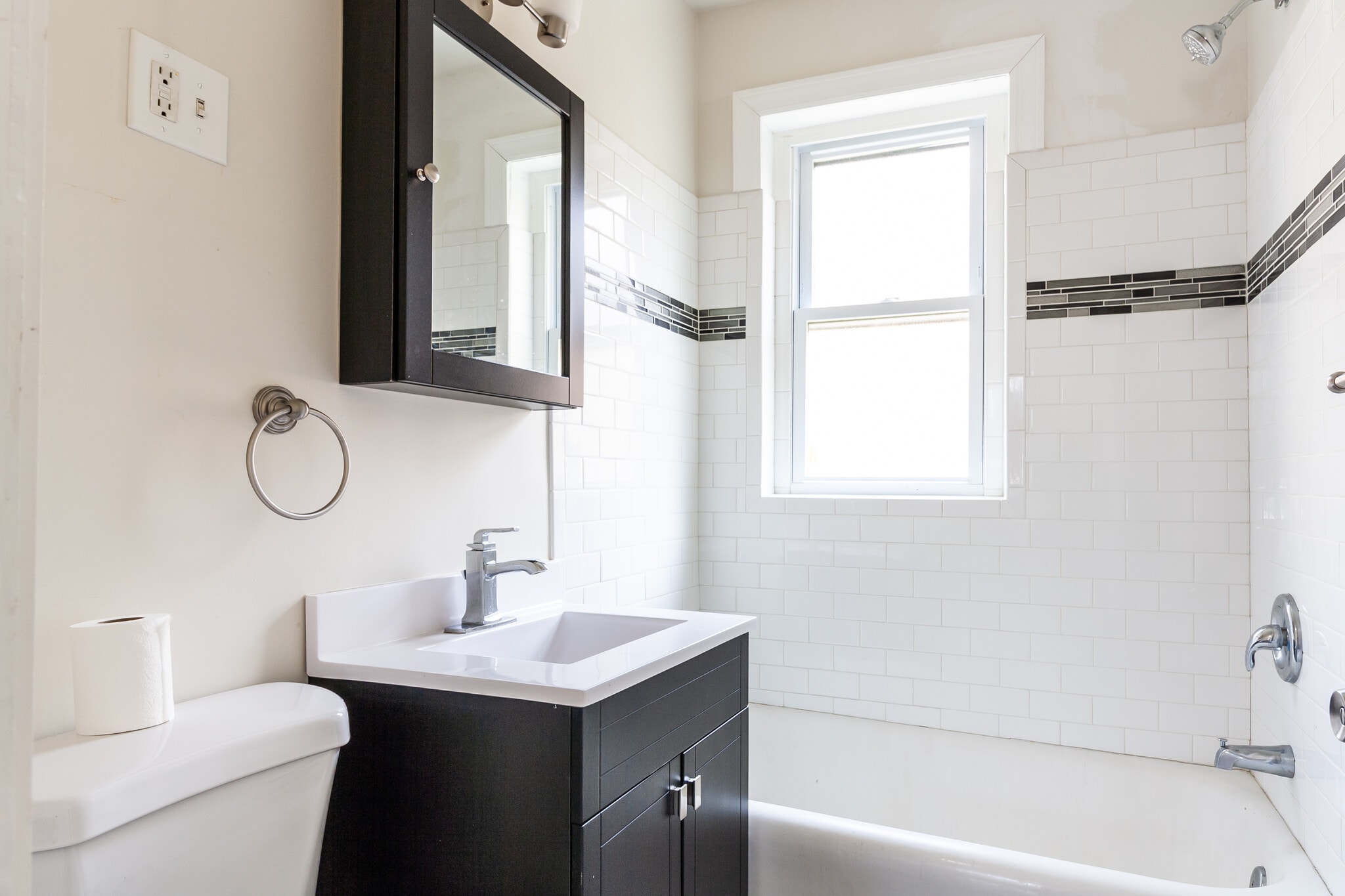 Building Photo - 730 W Roscoe St