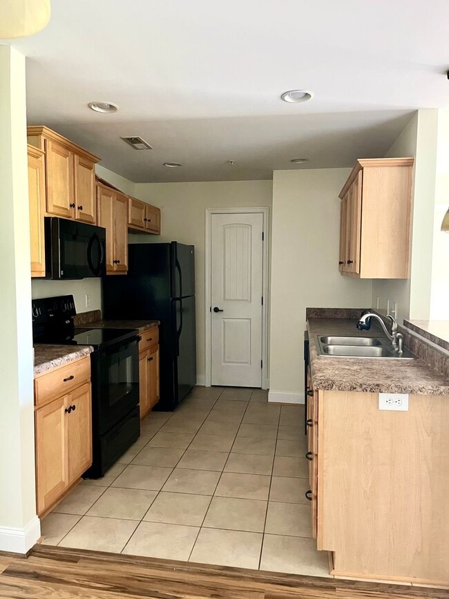 Building Photo - 3 bedroom, 2 bath condo with balcony, new ...