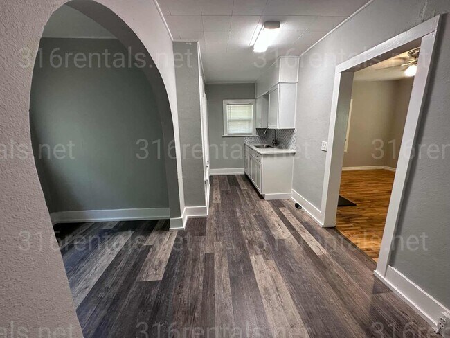 Building Photo - $895- 2 bed 1 bath - Beautiful single family home