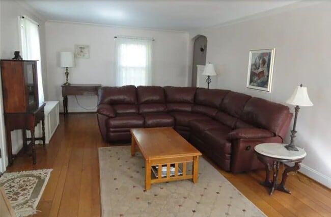 Building Photo - Beautiful 3-Bedroom, 1.5-Bath Home on a La...