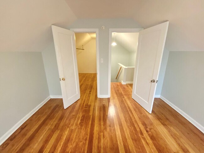 Building Photo - Beautiful Townhouse with Fenced Yard, Gara...