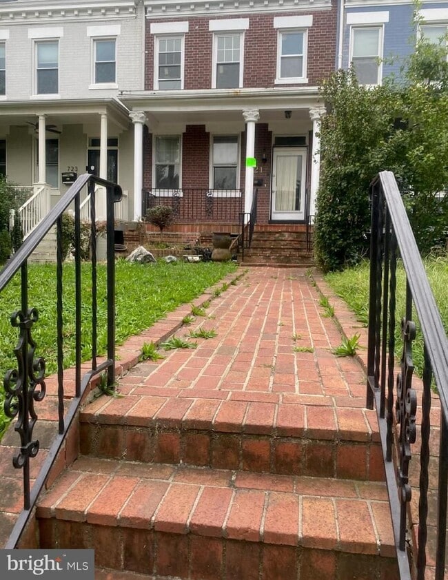 Building Photo - 721 K St NE