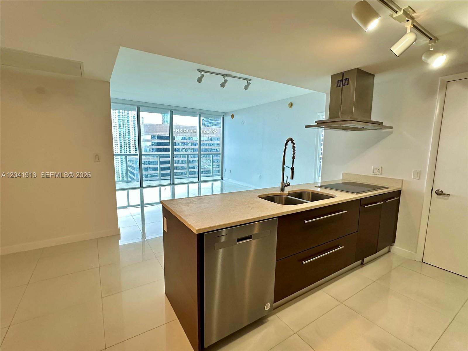 Building Photo - 495 Brickell