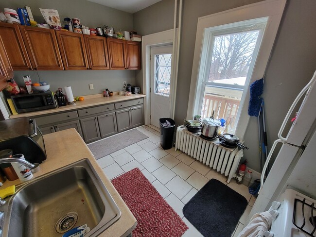 Building Photo - AVAILABLE JUNE -  4 Bed 1 Bath Townhome