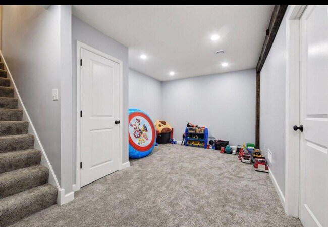 Building Photo - Beautiful Remodeled 5 Bedroom