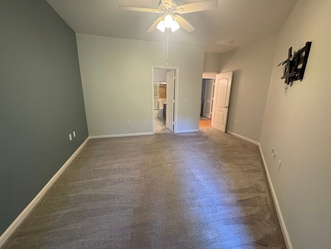 Building Photo - 2 bedroom | 2 bathroom | Upstairs loft | L...