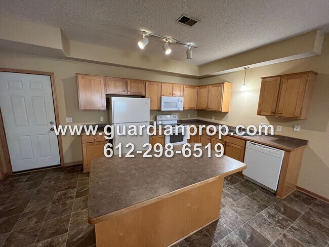 Building Photo - Huge End Unit Townhouse for October 1, Ope...