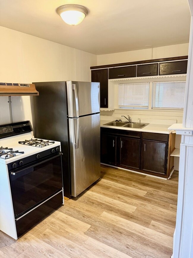 Building Photo - Cozy 2–3 Bedroom, 1 Bath Home with Garage & Sunroom