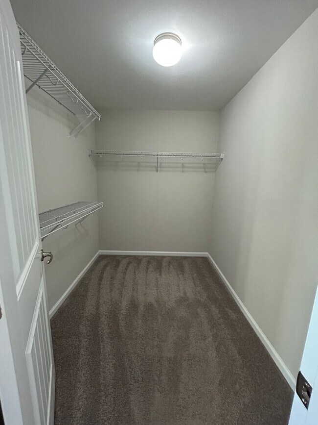 Building Photo - Spacious End Unit in Prime Location!