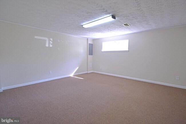Building Photo - 22426 Greenview Ct