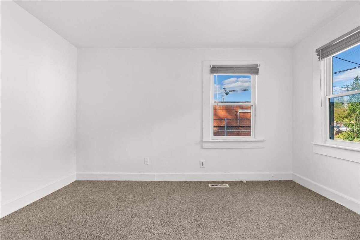 Building Photo - Room in House on Carlton Ave