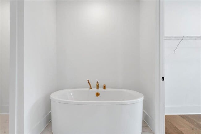 Building Photo - 2042 Juliette Ave