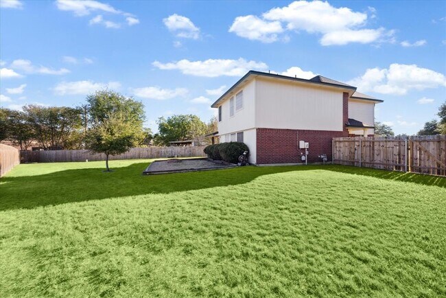 Building Photo - 15721 Ecorio Dr