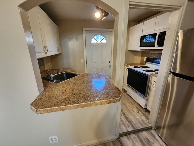 Building Photo - Centrally located unit