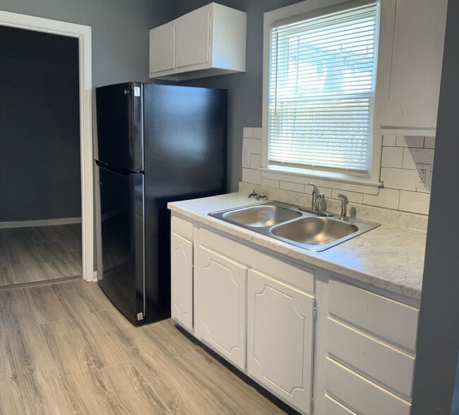 Building Photo - COMING SOON: Attractive Townhouse! 4 BR, 2...