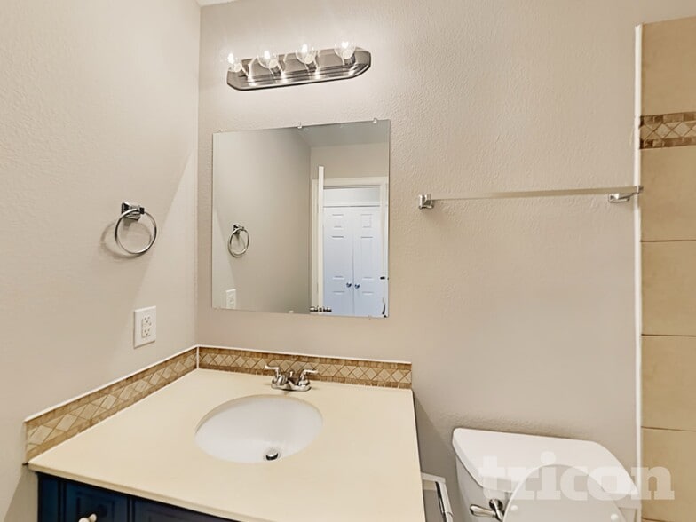 Building Photo - 310 Southlake Dr