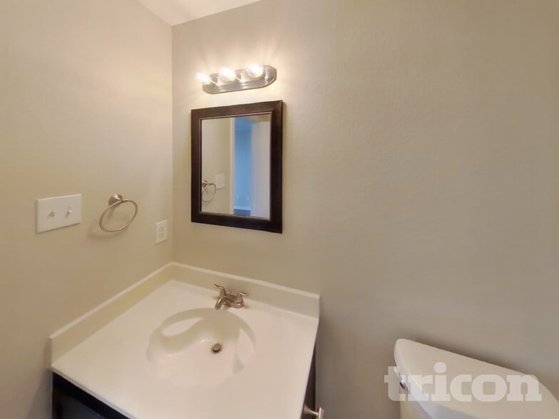 Building Photo - 105 Phlox Ln