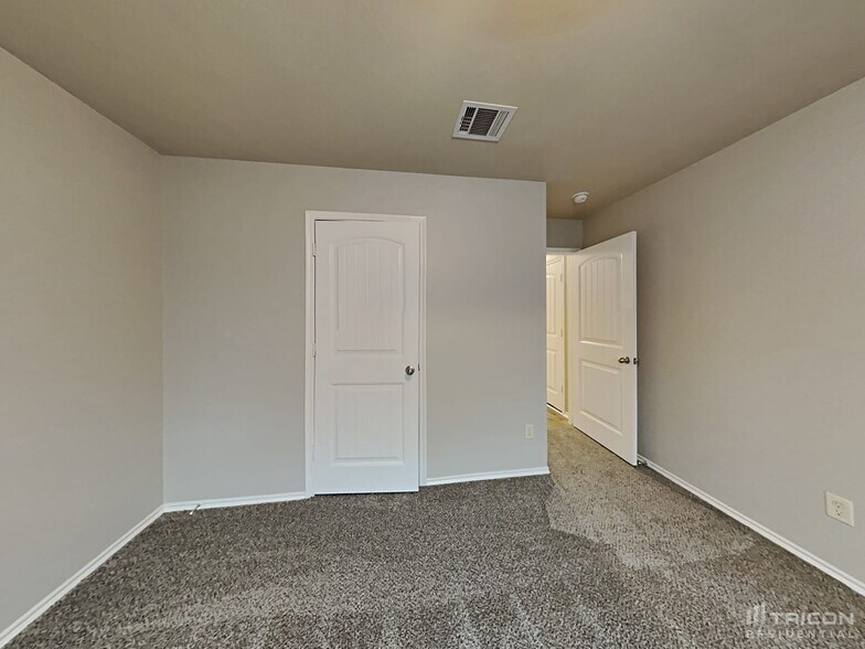 Building Photo - 336 Carlyle St