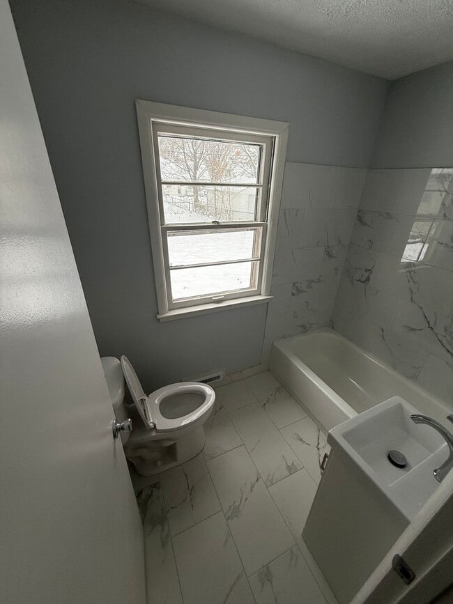 Building Photo - 4 Bedroom / 1 Bathroom House