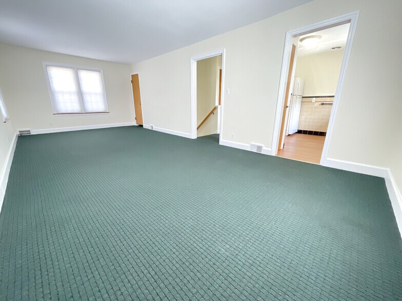 Living Room (11.5' x 25.5') - 355 Saratoga Rd