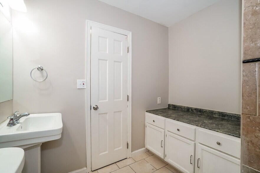 Building Photo - 1261 Grovewood Dr