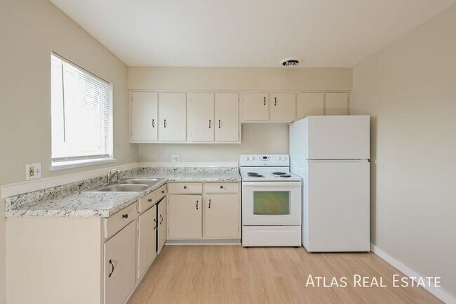 Building Photo - 2 bedroom 1 bath near light rail! Off Stre...