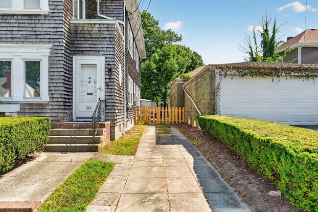 Building Photo - 370 Maple St