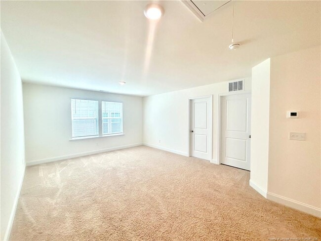 Building Photo - 282 Creekhaven Dr