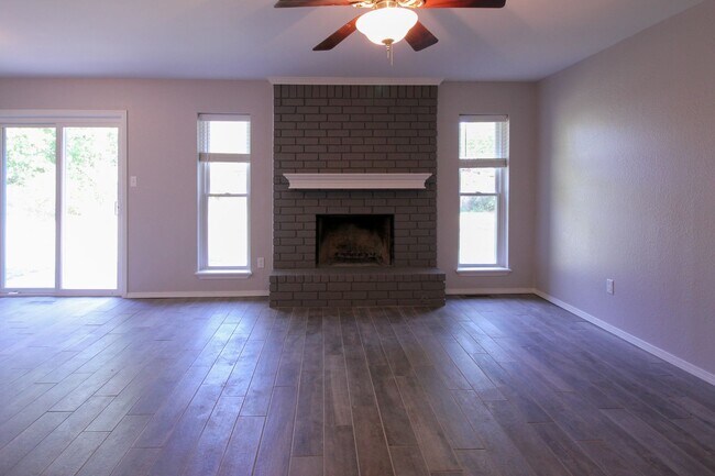 Building Photo - Freshly Remodeled & Ready For You To Call Home!