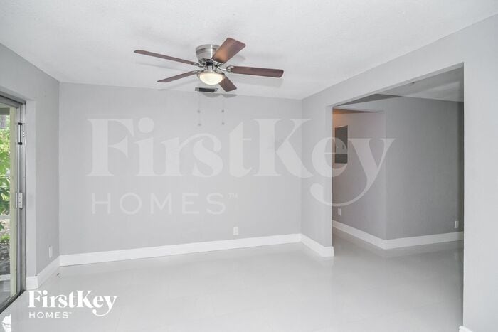 Building Photo - 2118 SW 31st Ave