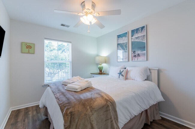 Building Photo - Three Bedroom Updated Townhome in Bluffton Park!