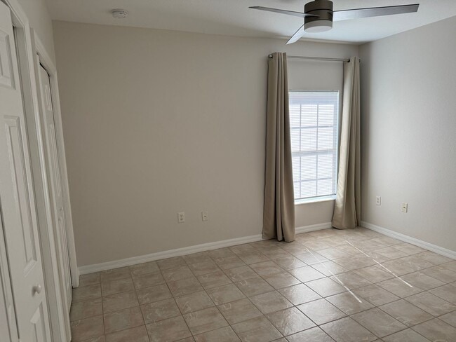 Building Photo - Awesome location and close to a park!