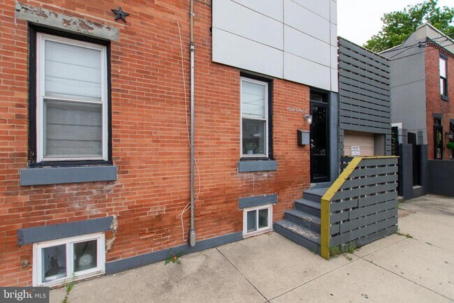 Building Photo - 152 Tree St