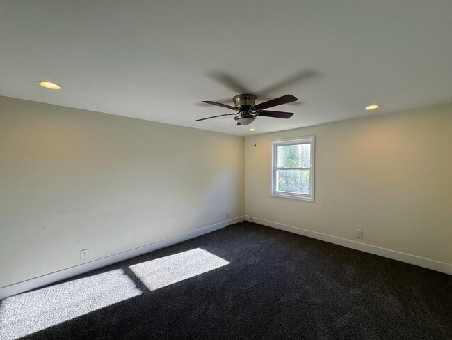 Building Photo - 3 bed 1.5 bath - freshly updated, central air, dishwasher, washer/dryer