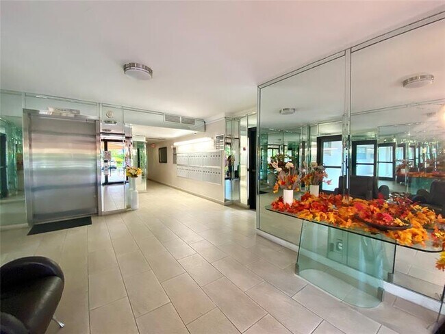 Building Photo - 3000 N Palm Aire Dr