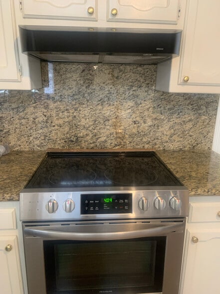 Building Photo - 16912 Dahlgren Ave