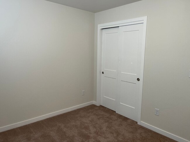 Building Photo - End Townhouse Unit in South Medford/Phoenix Area